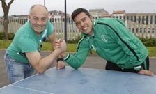 Fernando Mato y Daniel Calvete simularon un pulso como antesala al duelo de ma�ana. 