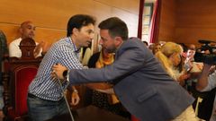 Samuel Lago -derecha- saluda a Jos� Ram�n tras la votaci�n de investidura del pasado 17 de junio