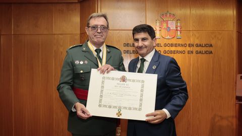 El general Miguel �ngel Gonz�lez Arias recibe la condecoraci�n de manos del delegado del Gobierno en Galicia, Pedro Blanco.