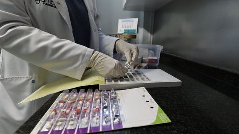 Los sistemas personalizados de dosificaci�n (SPD) se elaboran en las boticas, en la foto la farmacia de A Coru�a Puri L�pez Carbajales