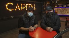 Michele Aponte, a la izquierda, en el pub The Capital supervisando la instalaci�n del son�metro que les exigi� el Concello