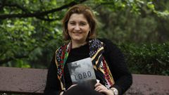 Pilar Mac�a con un ejemplar de su novela, ambientada en A Pobra do Broll�n