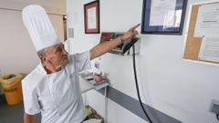 Jos Antonio Da Pereira, jefe de Cocina del HULA, con la acreditacinque les ha concedido Aenor al Servicio de Hostelera.