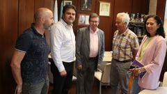 Imagen de la reuni�n que mantuvo L�pez Font (en el centro), con representantes del gobierno local de Poio