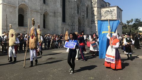 Los sidros de Valdesoto durante el desfile de Bel�m, en el que participaron m�s de 500 personajes de 35 grupos diferentes