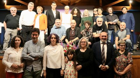 Foto de grupo na que posan a familia e os participantes no encontro. 