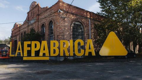 Cartel de acceso a la Fbrica de Armas, de la Fundacin Princesa de Asturias