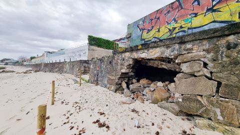 Estado del muro de contenci�n en Fuchi�os, con roturas y p�rdida de material y riesgo para personas y una vivienda anexa