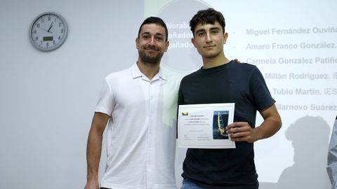 ENTREGA BECAS JUAN LAMPON A CARGO DEL ATLETA UXIO ABUN 