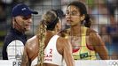 La canadiense Brandie Wilkerson y la brasilea Ana Patricia Silva Ramos discuten durante el partido por la medalla de oro de voley playa