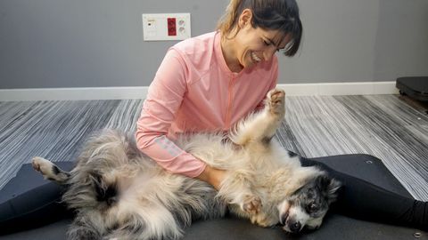 Patricia Guerrero, haciendo posturas en una sesin de doga