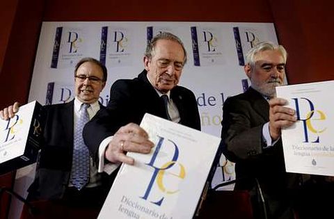 La 23.a edición del DRAE fue presentada ayer por el director y otros miembros de la Academia.