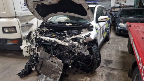 Imagen del coche patrulla tras ser embestido por un conductor, que fue enviado a prisin.