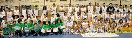 Las j�venes promesas del Club Baloncesto Val de Lemos recibieron el homenaje de los aficionados que se dieron cita ayer por la tarde en el pabell�n de A Pinguela.
