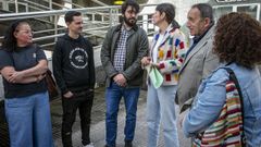 Ana Pont�n, junto a los representantes nacionalistas en la comarca, mantuvieron un encuentro con los mariscadores de Noia en el que pidieron a la Xunta que gestione directamente la central del Tambre