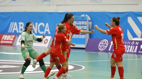Las jugadores del Poio celebrando uno de los goles al Ceuta