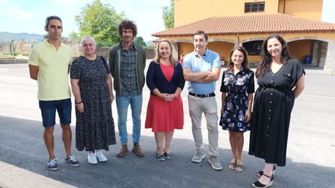 de izquierda a derecha, el jefe de estudios del colegio, Pablo Camino; la concejala de Obras, Infraestructuras y Servicios Urbanos de Llanera, Eva Mara Prez; el edil de Cultura, Festejos y Turismo, Ivo Prez; la consejera de Educacin, Lydia Espina; el alcalde de Llanera, Gerardo Sanz; la jefa de estudios del colegio, Luca Freije, y la directora del centro, Cristina Calama.