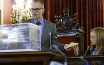 <span lang= es-es >Zerolo se qued� sin expediente de honor</span>. El orden del d�a inclu�a, a ra�z de una petici�n del PSOE, tramitar un expediente de honor al pol�tico socialista fallecido en junio del 2015 en Madrid, Pedro Zerolo. No sali� adelante la propuesta, ya que tan solo el PSOE vot� a favor. 