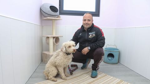 Carlos Álvarez, en la nueva Residencia Euskogal Resort de Brión. Además de estas instalaciones, dirige otras de adiestramiento y «agility» en Compostela, así como la tienda y peluquería Aristopets. Él y su pareja tienen 6 perros, cinco de agua y un pastor belga malinois. Dos de ellos, Narco (en la foto) y Nero trabajan en la unidad de rescate de Oroso, la cual fue fundada en el 2015 y hace una media de entre 10 y 12 operativos de rescate al año.