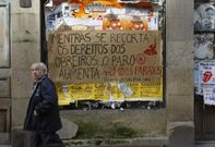 Pancarta contra los recortes laborales y el paro, que los ourensanos creen que continuar�. 