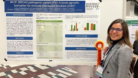 Beatriz Alonso de Castro, residente de quinto año de Oncología en el Chuac, ante el póster que le premiaron en el Congreso Europeo de Oncología e Inmunología.