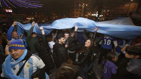 Celebracin de la victoria de Argentina en la fuente de Cuatro Caminos, en A Corua