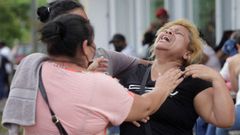 Familiares de reclusas en el exterior de una crcel de Honduras donde han muerto 41 mujeres