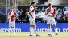 Los jugadores del Celta deca�dos tras un gol del Oviedo