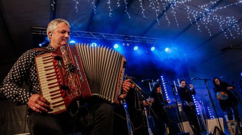 El concierto de Xabier Daz reuni a cientos de personas en el recinto del mercado Petiscos de Nadal, de Taboada