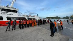 Integrantes de equipos de b�squeda de Indonesia parten para continuar sus labores este mi�rcoles, en Labuan Bajo, isla de Flores (Indonesia).