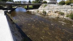 R�o Anll�ns, en el casco urbano de Carballo