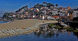 Loira, a pie de playa, es uno de los n�cleos de poblaci�n del litoral de Mar�n.