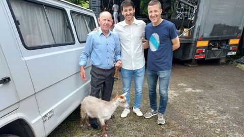 A la izquierda, Carlos Penabad, que se hizo con el cabrito en la puja. A la derecha, el alcalde murense, Manuel Requeijo. 