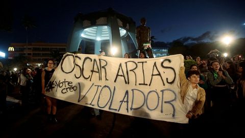 Grupos de manifestantes expresan su apoyo en las calles de San Jos�, capital de Costa Rica, a las mujeres que se atrevieron a denunciar al expresidente del pa�s
