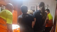 Evacuada en camilla por la ventana de su casa en Gij�n