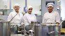 Emily Rinc�n, de 20 a�os, Yaiza Redondo, de 18, y Beto Tajes, de 16, se est�n formando como cocineros en el CIFP Compostela. Este centro, que fue la primera escuela p�blica de cocina de Galicia, lleg� a recibir a alumnos de todo el pa�s. De sus aulas y fogones han salido algunos de los grandes chefs de la comunidad.