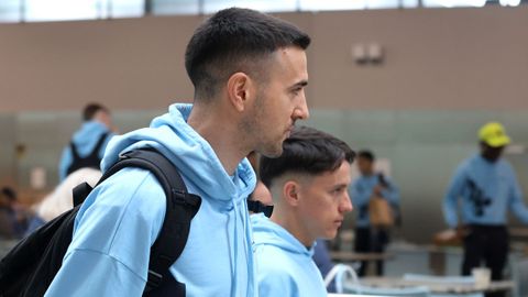 El futbolista del Celta Mat�as Vecino, al lado de Franco Cervi, en un desplazamiento.