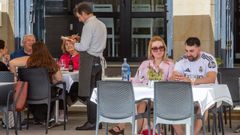 Clientes en un restaurante de Sanxenxo este viernes al mediod�a
