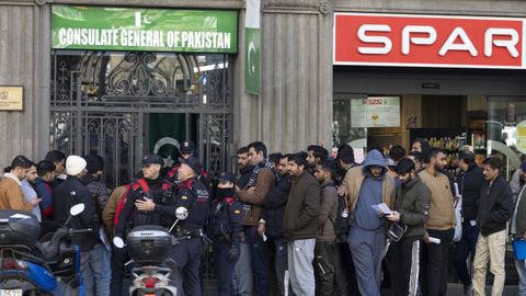 El proceso de regularizaci&oacute;n de inmigrantes aprobado por el Gobierno provoc&oacute; largas colas en el consulado de Pakist&aacute;n en Barcelona, en una imagen de enero