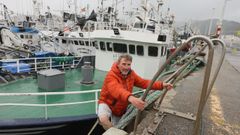 José Enrique Argos, tripulante del Nuevo Collado Lindo, cerquero del puerto cántabro de Colindres, este miércoles en el puerto de Celeiro