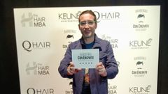 Jos� Pablo Figueiras, de Barber�a Chicho, con su premio
