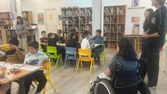 Uxa Abalo, en silla de ruedas, tiene que dar clase en la biblioteca del CEIP A Xunqueira n. 2 de Pontevedra, dentro de sus prcticas del grado en Educacin Primaria, por falta de ascensor 