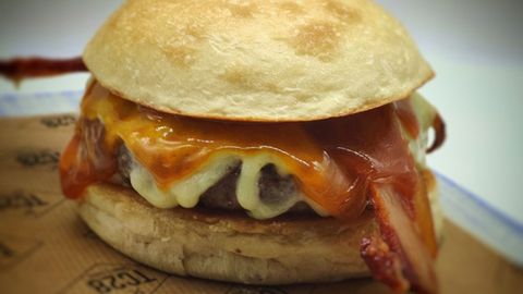 Con una hamburguesa en honor al t�tere asturiano Chacol�, TC28 Beber y Comer se ha hecho con el segundo premio regional