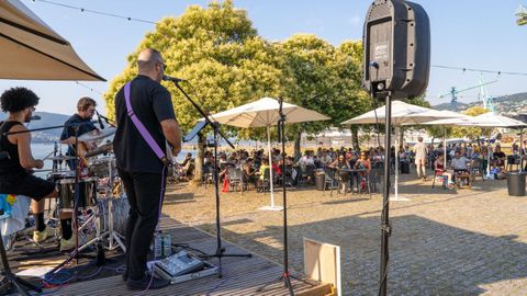 Concierto en el chiringuito de la ETEA a principios del mes de julio.