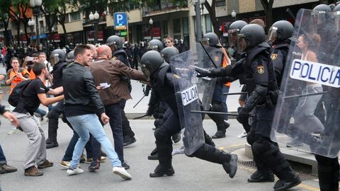El 1 de octubre los agentes de la Polic�a Nacional intentan returar a los concentrados en el instituto IES Tarragona.