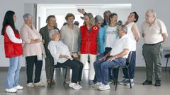 Algn da, durante las sesiones del programa Abuelos y abuelas educadores, el grupo hace role playing, una actividad que consiste en que cada uno tiene que meterse en un papel. En esta ocasin, sentados estn Basi, que hace de nieta, y Heriberto, al que le ha tocado interpretar el papel de abuelo. Detrs, de pie, los observan, de izquierda a derecha, Vanesa, Encarna, Venera, Mara Dolores, Gema, Pura, Marcelino, Fina, Mara Jos y Gerardo.