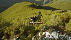 O bilogo, nunha imaxe de arquivo na que desbroza o tramo mis duro da ruta de sendeirismo de subida ao monte Pa Paxaro por Penaboa. lvarez incide na importancia de repoboar o monte, coidalo, cultivalo e mantelo limpo. Tamn destaca o papel dos cortalumes naturais e das especies ignfugas, especialmente dos castieiros.