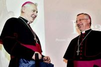 En Galicia. Gerhard Ludwig M�ller con el obispo de Lugo, Alfonso Carrasco, durante una visita a esta di�cesis en el 2011.