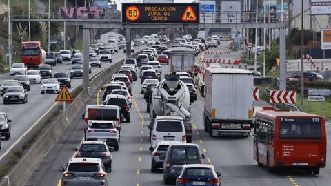 Atascos generados en la avenida Alfonso Molina, en A Coru�a, por las obras.