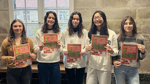 Parte del grupo de alumnado que organiza la cuarta edici�n del Mercado de Nadal Solidario en el IES Rosal�a de Castro de Santiago.